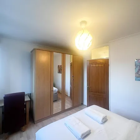 Aldgate Flats Apartment *