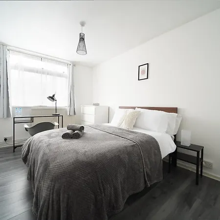 Apartment Stylish Two Bedroom Apt By Livestay Short Lets & Serviced London, West Kensington London