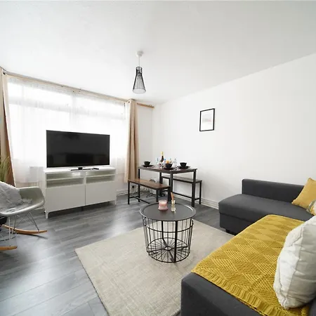 Stylish Two Bedroom Apt By Livestay Short Lets & Serviced London, West Kensington Apartment