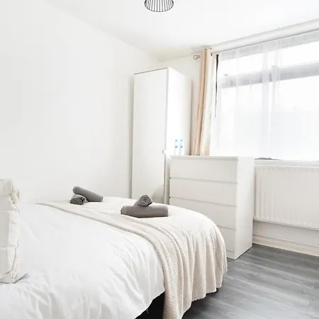Stylish Two Bedroom Apt By Livestay Short Lets & Serviced London, West Kensington Apartment