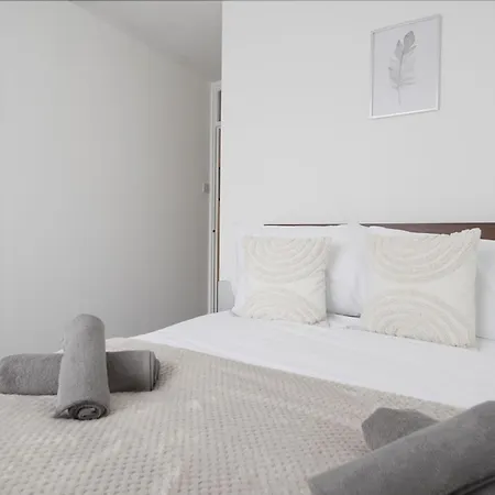 Apartment Stylish Two Bedroom Apt By Livestay Short Lets & Serviced London, West Kensington London