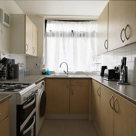 Stylish Two Bedroom Apt By Livestay Short Lets & Serviced London, West Kensington Apartment London