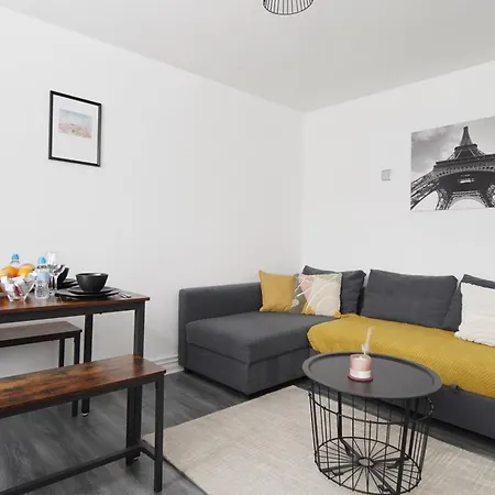 Stylish Two Bedroom Apt By Livestay Short Lets & Serviced London, West Kensington *