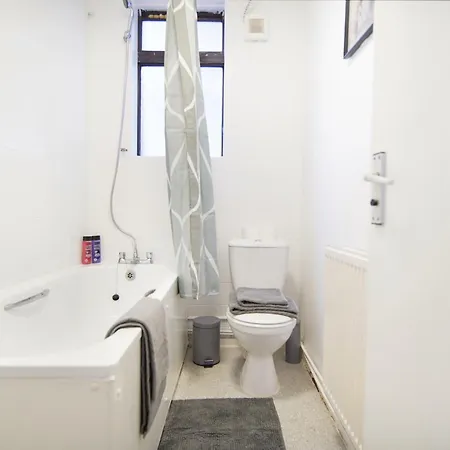Apartment Stylish Two Bedroom Apt By Livestay Short Lets & Serviced London, West Kensington