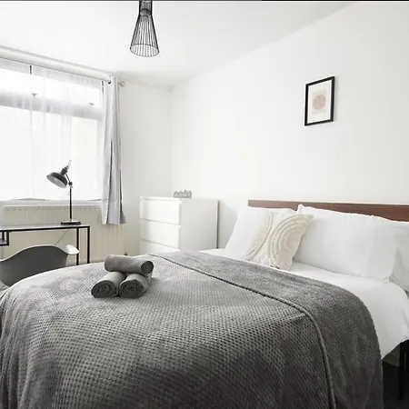 Apartment Stylish Two Bedroom Apt By Livestay Short Lets & Serviced London, West Kensington *