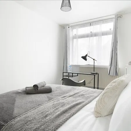 Stylish Two Bedroom Apt By Livestay Short Lets & Serviced London, West Kensington London