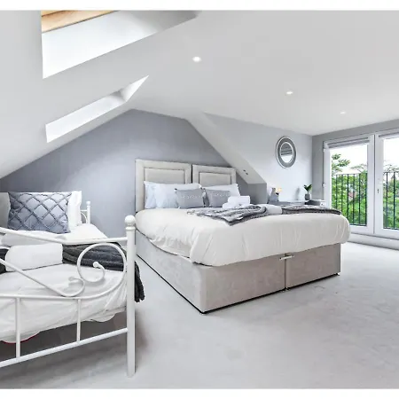 Handsome Family Peaceful, Next To Park Apartment London