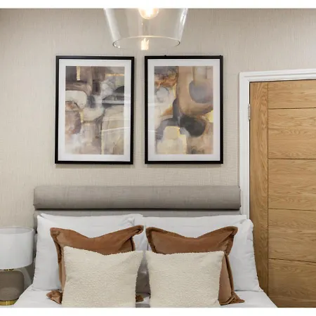 Conveniently Situated - Luxuriously Furnished! Apartment London