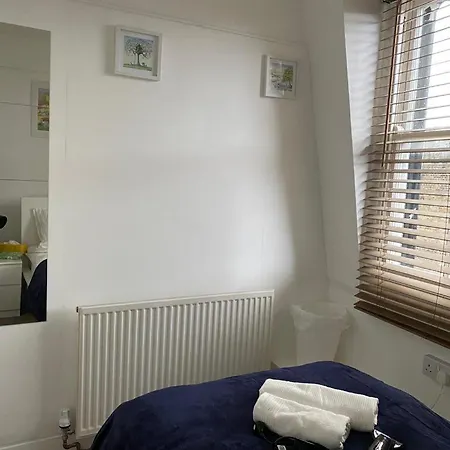 Kwatera prywatna Private Bedrooms In Camden Town, *