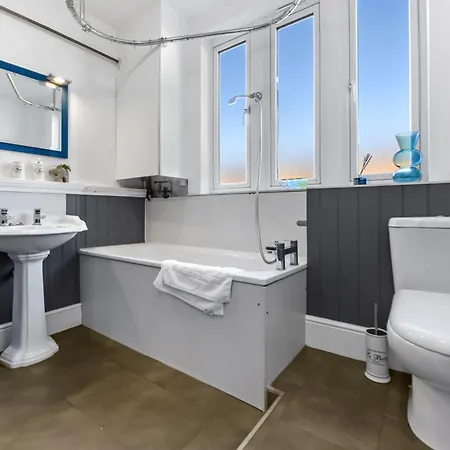 Peaceful And Radiant 3br Flat Apartmán