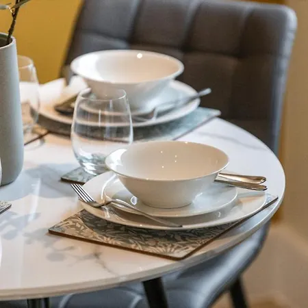 Your Home: 1br Flat With Modern Amenities