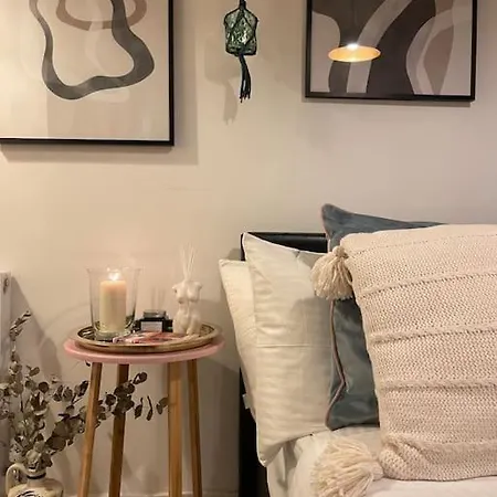 Stylish Putney Village Flat *