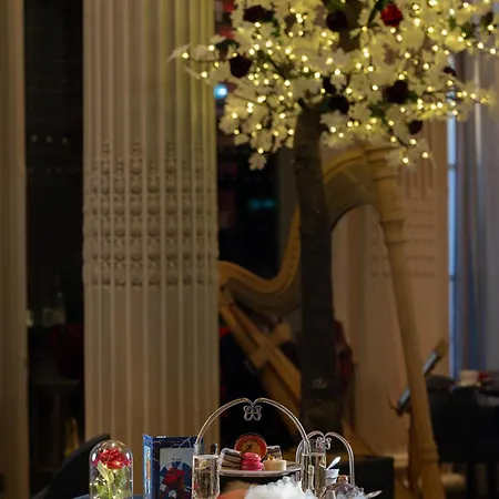 The Waldorf Hilton Otel