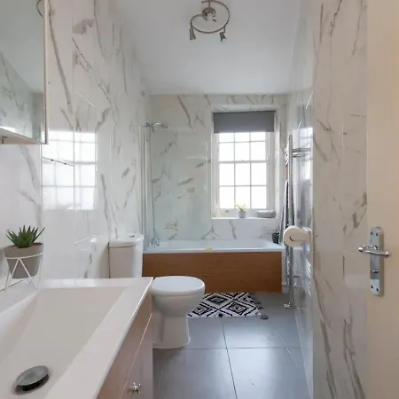 Welcoming And Radiant - One Bedroom In The Heart Of South לונדון