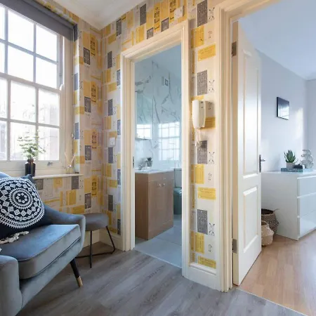 Welcoming And Radiant - One Bedroom In The Heart Of South דירה *