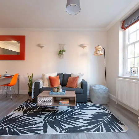 Welcoming And Radiant - One Bedroom In The Heart Of South