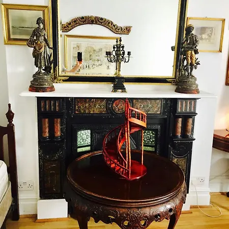 Quality And Very Good Value Private In Close To Notting Hill Zone 2 *