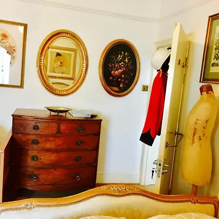 Quality And Very Good Value Private In Close To Notting Hill Zone 2 Guest house London