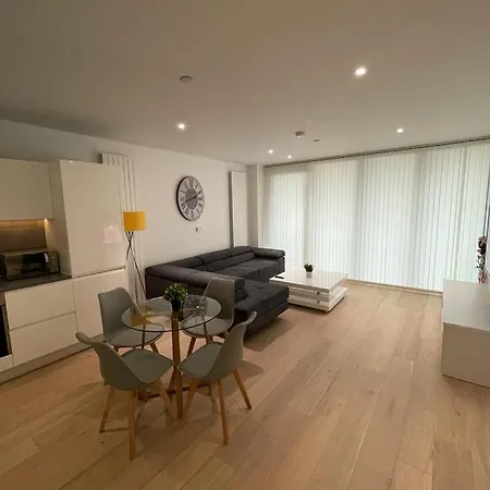 2bed Royal Wharf Apartment