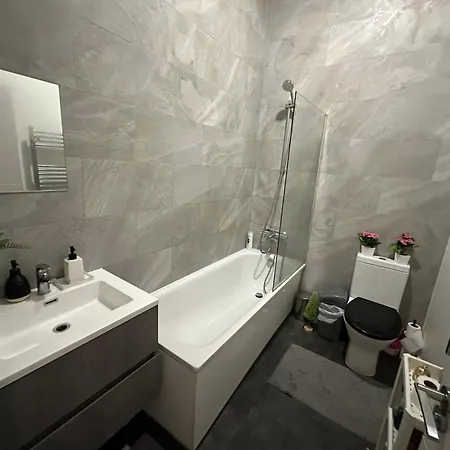Acton High Street Apartment *