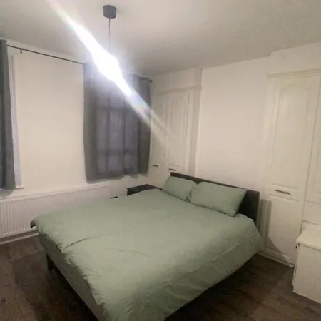 Holiday home Spacious 3 Bed House London