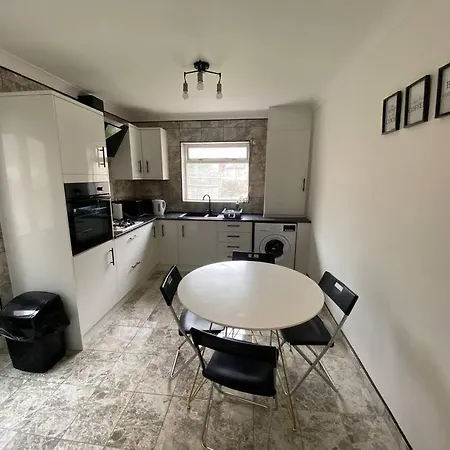 Spacious 3 Bed House London