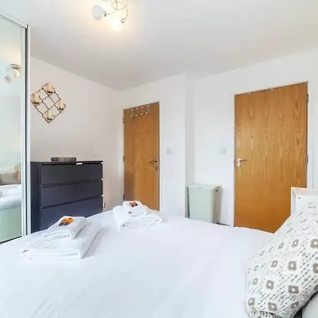 Charming 2 Bed Flat Near Greenwich Apartment