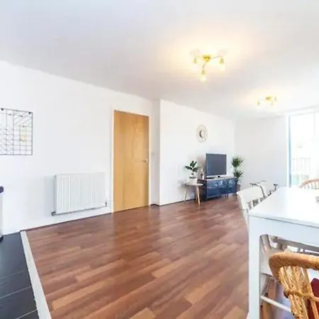 Charming 2 Bed Flat Near Greenwich Apartment