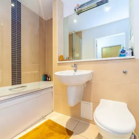 Charming 2 Bed Flat Near Greenwich Apartment *