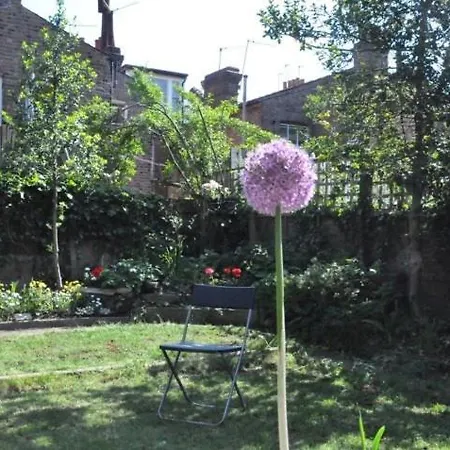 Charming Victorian With Aircon In * London