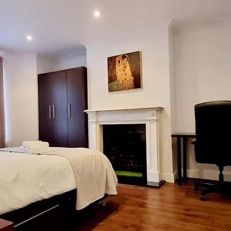 Charming Victorian With Aircon In Apartman London
