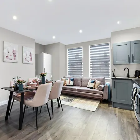 Getaway- Newly Renovated Flat For Groups * Greenford (Greater London)