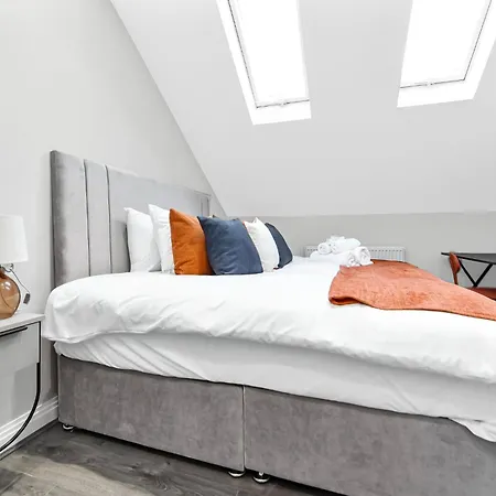 Apartment Getaway- Newly Renovated Flat For Groups