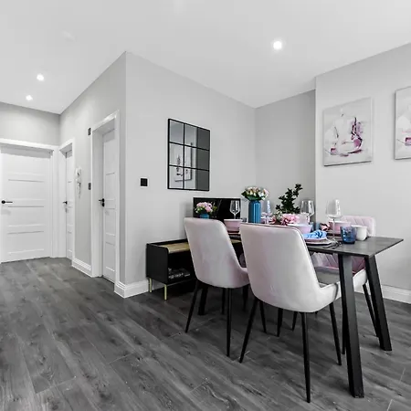Getaway- Newly Renovated Flat For Groups Apartment Greenford (Greater London)