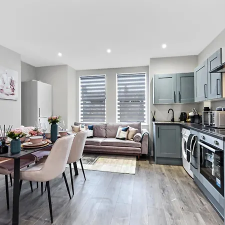 Apartment Getaway- Newly Renovated Flat For Groups *