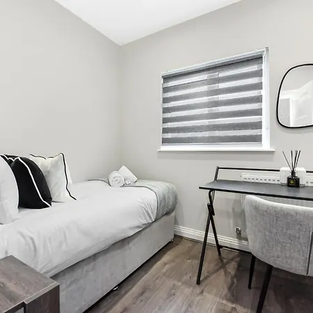 Getaway- Newly Renovated Flat For Groups * Greenford (Greater London)