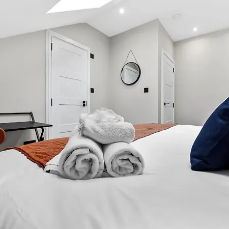 Apartment Getaway- Newly Renovated Flat For Groups