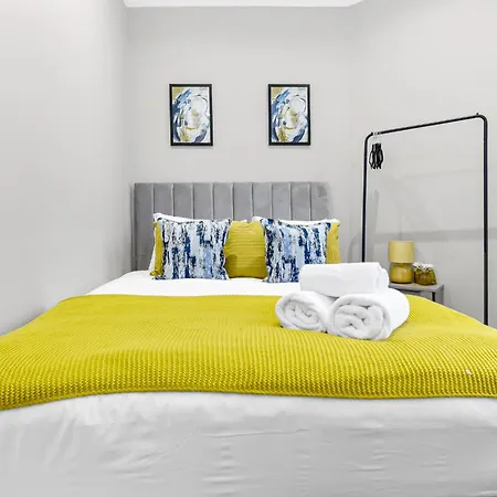 Apartment Getaway- Newly Renovated Flat For Groups *
