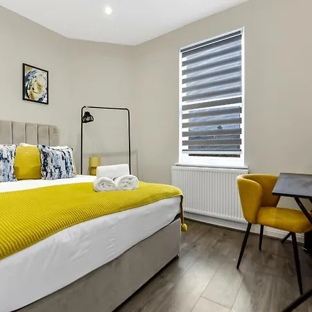 Apartment Getaway- Newly Renovated Flat For Groups Greenford (Greater London)