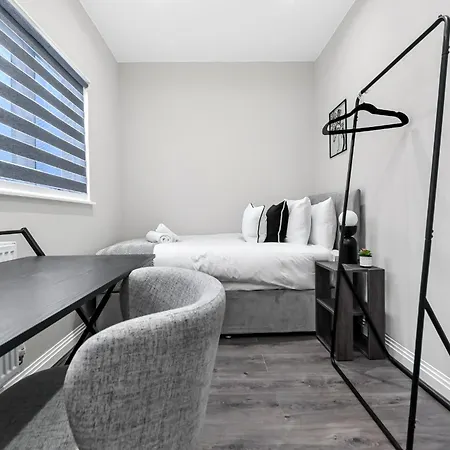 Getaway- Newly Renovated Flat For Groups Apartment Greenford (Greater London)