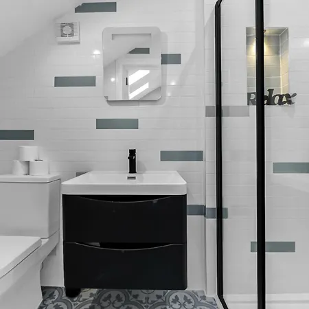 Apartment Getaway- Newly Renovated Flat For Groups *