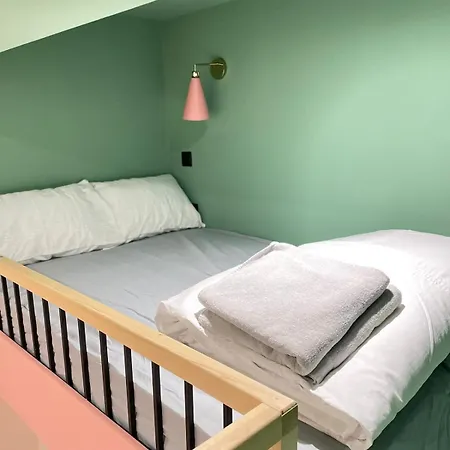 Gasthuis Cozy En-suite Loft In Trendy Local *