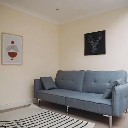 Apartment Stylish 2bed With Sky Window London