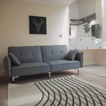 Stylish 2bed With Sky Window *