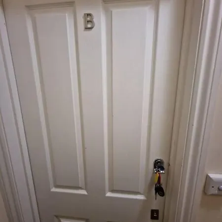 Stylish 2bed With Sky Window Apartment London