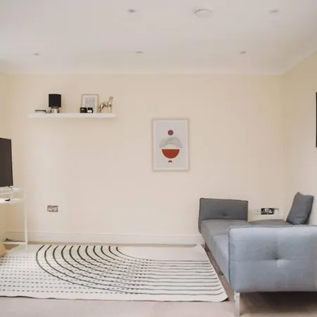 Stylish 2bed With Sky Window London