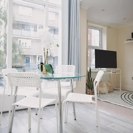 Stylish 2bed With Sky Window Apartment