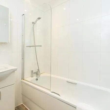 Stylish 2bed With Sky Window London