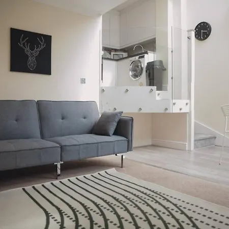 Stylish 2bed With Sky Window