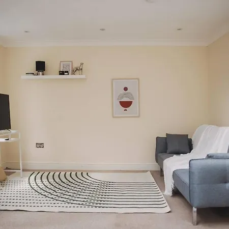 Stylish 2bed With Sky Window Apartment